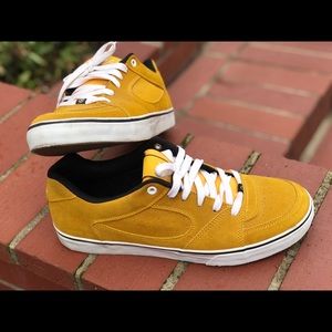 Es Square One skate shoes